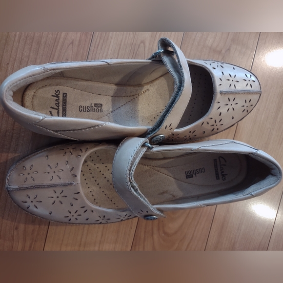 Clarks Collection Women's Mary Jane Shoe Size 8 M Laser Cut Brown Leather Wedge - Picture 2 of 7